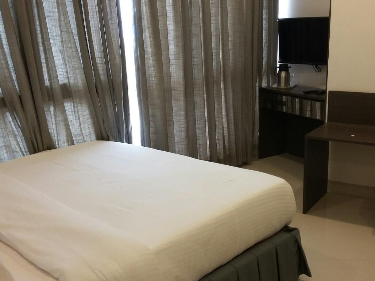 Hotel Kalpana Elite Мумбай Екстериор снимка